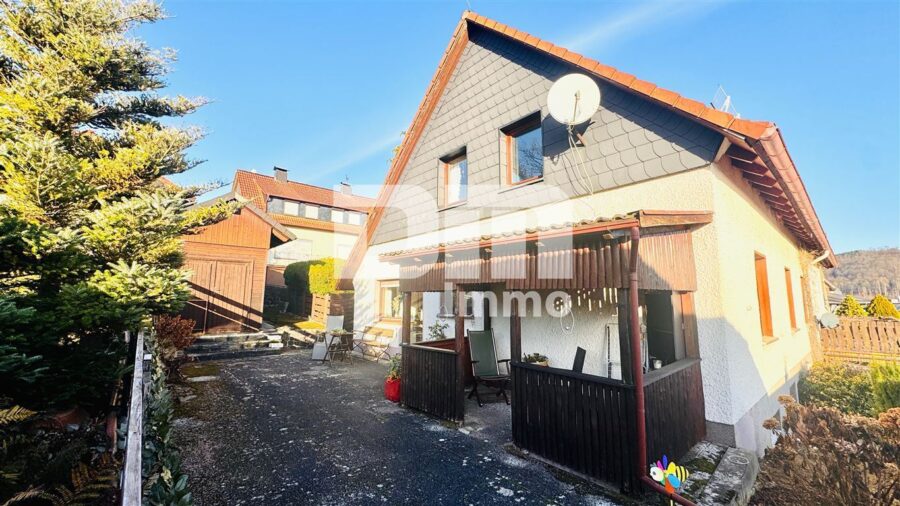 Ein-bis Zweifamilienhaus mit Anbauten auf 1.250 m² Traumgrundstück mit Panoramablick - Rückansicht / Terrasse / Nebengebäude 3
